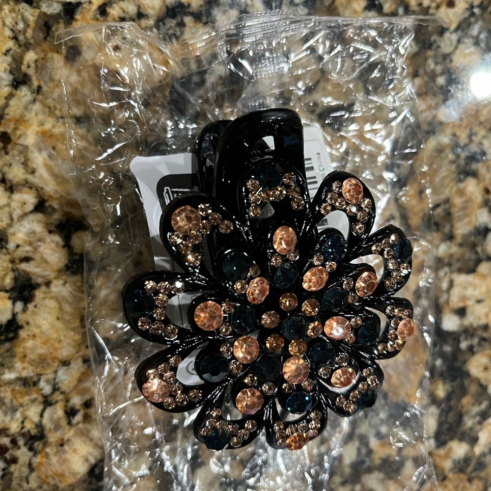NIP Rhinestone Flower Hair Clip